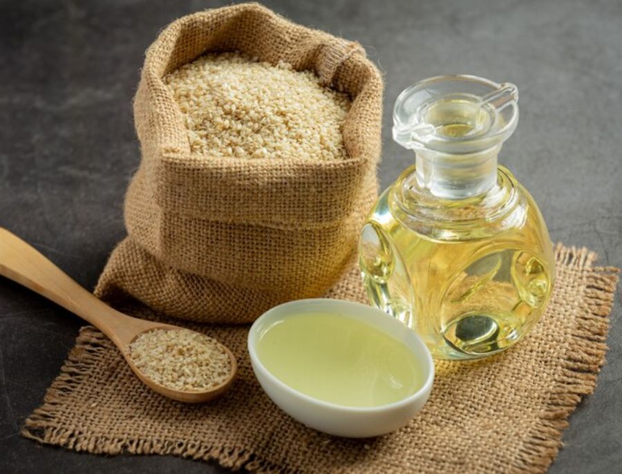 10 Sesame Oil Benefits for Skin & Face