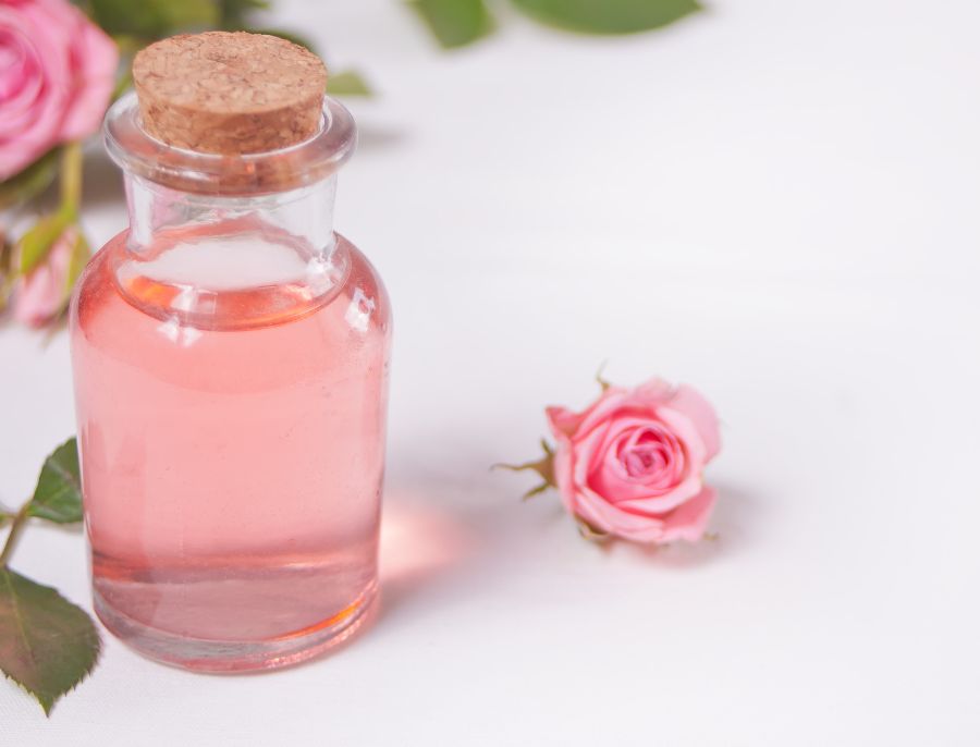 10 Benefits Of Rose Water on Face & How To Use It