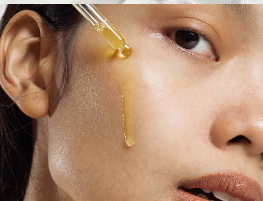 7 Kumkumadi Oil Benefits for Skin & Face | Uses & Side Effects